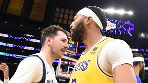 Anthony Davis leaves dominant Mavericks debut with 'lower-body injury'