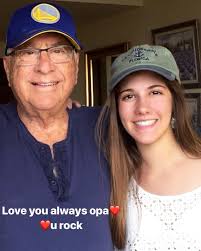 Hoy con mucho dolor me despido de mi abuelo. Gracias por impartirme el amor  a nuestro querido Puerto Viejo, Limón y por hacerme amar el reggae. Voy a  grabar esta canción en