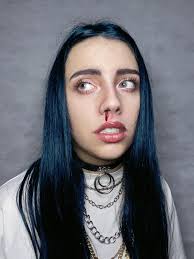 Quando indossavo le lentine azzurre, spesso mi sentivo dire di assomigliare  a Billie Eilish. Non ci ho mai creduto molto sinceramente, fino ad oggi.  Voi cosa ne pensate? ♡