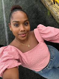 Li rele Dania Paul. Li gen 7 an. Li fèt avèk yon andikap ki paralize 2 pye  l. Se yon gwo tribilasyon pou Dania lè l wè tout frè ak sè l