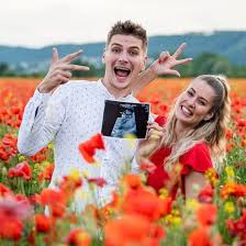 Vlastní dítě s přítelem zatím nemáme, přítel neměl nic proti tomu, abych se starala o jeho syna, naopak byl rád, že tak dobře vycházíme. Erika Starkova Je Tehotna Jeji Pritel Se Zivi Prodejem Etno Sperku Evropa 2