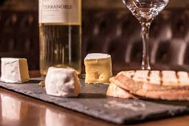 Terjemahan frasa media massa dari bahasa indonesia ke bahasa inggris dan contoh penggunaan media massa dalam kalimat dengan terjemahannya: Queijo Camembert Com Massa Folhada E Mel Picture Of The Basement English Pub Blumenau Tripadvisor