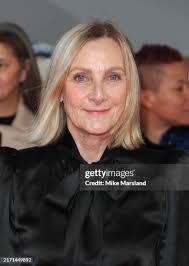 Leslie Sharp's Instagram, Twitter & Facebook