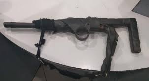 Os policiais procederam a revista e encontraram um simulacro de arma de fogo com o jovem de 17 anos. Dupla E Presa Com Simulacro De Arma De Fogo No Centro De Sao Leopoldo Regiao Nh
