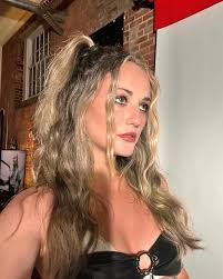 Leah Mason's Instagram, Twitter & Facebook