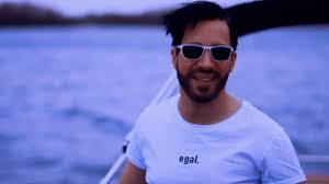 This time i covered the song egal by michael wendler (german pop singer). Egal Regal Oli Pocher Bringt Anti Wendler Musikclip Raus Promiflash De