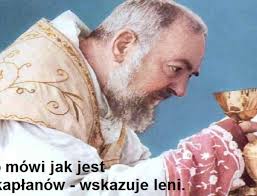 Lenie W Parafii Mowi Ojciec Pio A Kaplan Powiada Bedziecie Stac I Rozdziela Jezusa Na Stojaco To Sa Kaplani Juz Bardzo Oddal Couple Photos Scenes Couples