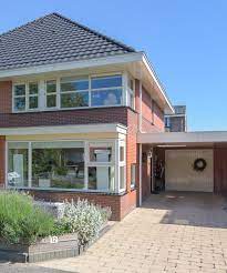 Garage Met Carport Aan De Voorzijde Van De Woning Buitendecoraties Garage Erker Uitbouw