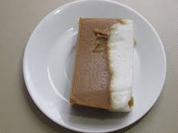 Kue talam dapat dikreasikan dengan berbagai bahan, seperti ubi, jagung, tepung beras dan lain sebagainya. Kue Talam Wikipedia