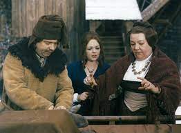 Herec byl proto během natáčení často unavený a v čase, kdy nehrál, si rád v koutě. Theodor Pistek O Kostymech Pro Tri Orisky Pro Popelku S Herci Toho Filmu To Slo Hladce Inside Ct Art Ceska Televize