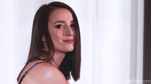 Her first leading role in 2005 at the age of 15 was in the drama alexandria. Rumor Segera Nikah Julie Estelle Makin Mesra Dengan David Tjiptobiantoro