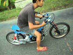 Agar hasil modifikasi motor drag kalian lebih mentereng lagi, sobat bikers yang mempunyai dana lebih bisa melanjutkan dengan modif airbrush, kamu lakukan pewarnaan dengan ditambahi grafis karakter keren akan menjadikan hasil modifikasi motor vega zr kalian lebih mantap, ngena, danpastinya sangat keren. Vega R Drag Bike Youtube