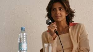Çeçenya'daki savaşın hatlarının ardındaki kadın muhabir adlı kitabının basılı. Rencontre La Reporter Anne Nivat Vient A Lannion Parler De La Russie Lannion Perros Maville Com