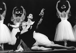 Carla fracci nasce a milano il 20 agosto 1936 da una famiglia di umili origini. Carla Fracci Storia Della Danza Vita In Essere