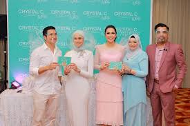 Rizman ruzaini creations is a collaborative label of a high end fashion house own by young designers rizman nordin and wan ruzaini wan. Kecoh Isu Busana Natasha Hudson Dikritik Rizman Ruzaini Ini Penjelasan Dari Crystal C White Sensasi Selebriti