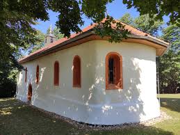 Dnes slávime sviatok svätej Heleny. V zaniknutej obci Hýbec sa nachádza  neskorogotický Kostol sv. Heleny z 13. storočia. ⛪️ Podľa tradície bol  postavený na mieste pôvodného románskeho kostola, ktorého rok výstavby sa