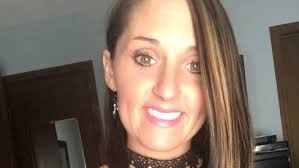 Americana ameaça agredir bebês se mães os amamentarem em público