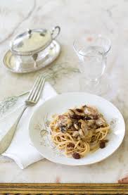 Schiaccia l'aglio e mettilo a rosolare con 5 cucchiai di olio extravergine d'oliva, poi toglilo e aggiungi i finocchi. Spaghetti Integrali Con Sarde Di Lago