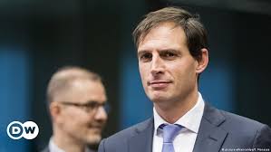 Het complex is vooral bekend van het langebaanschaatsen, ijshockeyclub de heerenveen flyers en shorttrack shorttrack club thialf (sct). Skating On Thin Ice Dutch Finance Minister Appears To Break Coronavirus Rules News Dw 19 02 2021