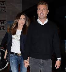 Sadettin saran ve fenerbahçe hayranı olan kişi tarafından yönetiliyor. Emina Jahovic Ve Sadettin Saran Dan Barisma Kutlamasi