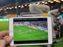 The 2.bundesliga (zweite bundesliga, ˈt͡svaɪ̯tə ˈbʊndəsliːɡa) is the second division of professional football in germany.the 2. Bundesliga Tv Rechte Zuschauer Brauchen Weiter Zwei Abos Erlose Gesunken Der Spiegel