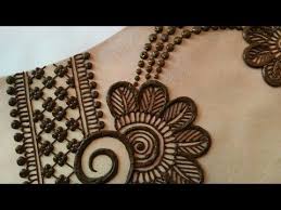 Here is an adorable tikka mehndi design collection that may capture your heart at a single sight. Latest New Style Jewellery Mehndi Design For Back Hands Chain Style Gol Tikki Eid Special Mehndi Youtube Desain Henna Sederhana Desain Henna Mehndi