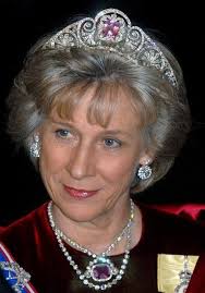 Birgitte Duchess Of Gloucester Tiaras Birgitte Duchess Of Gloucester Wearing The Honeysuckle Tiara With The Pink Topaz Or Possibly Kunzite Centre Piece T Royal Jewels Royal Crowns Royal Tiaras