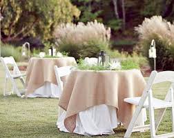 Décidemment, la toile de jute n'en finit pas de nous épater ! Decoration De Mariage Avec Toile De Jute Decoration Table Ronde Mariage Chaise De Mariage Decorations Nappe De Table