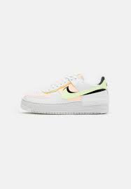 O t�nis feminino nike air force 1 07 atualiza o �cone original com cantos em couro, mas mant�m o mesmo amortecimento macio que o tornou um �cone do basquete. Nike Sportswear Air Force 1 Shadow Sneaker Low Summit White Crimson Tint Black Barely Volt Weiss Zalando De