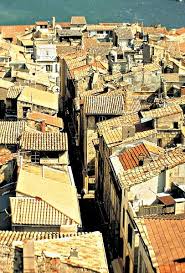 The Old Town Of Arles Francia Paris Arles World Cities