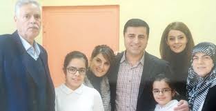 Selahattin demirtaş, halen hdp i̇stanbul milletvekili olup, figen yüksekdağ ile birlikte halkların demokratik partisi eşbaşkanlığını yürütmektedir. Selahattin Demirtas In Kizlariyla Gorusmesine Izin Verilmedi