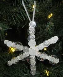 Winterdeko Basteln Mit Kindern Schneeflocke Christbaumschmuck Knoepfe Weiss Eisstiel Winterdeko Basteln Basteln Mit Stabchen Bastelprojekte Mit Knopfen