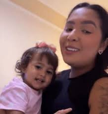 Emocionante reencontro: mãe recebe filha levada para outro