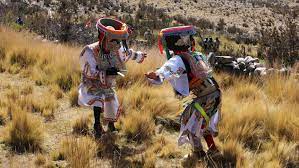 Sieben Frauen in peruanischem Dorf als 