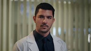 Ulan i̇stanbul adlı dizide ferdi karakterini canlandırarak televizyon dünyasına adım attı. Kaan Yildirim In The New Turkish Series Gossip Whispers Daily News Magazine