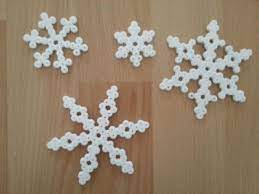 Hier sehen sie tolle figuren, die als christbaumschmuck die vorlagen können beliebig verändert werden. Bugelperlen Schneeflocken Basteln Mit Kindern