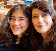 Good morning beautiful people. Meet my youngest daughter 💕 she loves to  smile, the naughtiest one . I hope you all had a wonderful Christmas, lots  of love, Vanessa