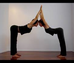 Partner Yoga Poses For Friends And Lovers Yoga Posicoes Poses De Ioga Yoga Em Dupla