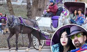 57 yaşındaki yıldız, vefat etmiş babasının doğum gününü onurlandırmak için 16. Nicolas Cage 56 Takes His Girlfriend Riko Shibata 26 In A Horse Drawn Carriage In Nyc Daily Mail Online