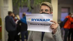 A ryanair plane from greece to lithuania was diverted to belarus for several hours on sunday, with activists saying it was done to arrest a dissident journalist on board. Deutsche Wirtschaft Meidet Konflikt Mit Belarus