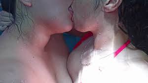 بنت وولد يبوسون بعض - boboshop.sk