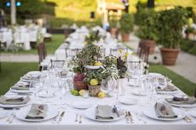 Die hochzeit auf dem lande. Sommer Hochzeit Im Freien Mit Schoner Location Im Garten Tischdeko Mit Zitronen Krauter Herb Centerpieces Lemon Decor Aromatic Plant