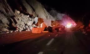 Se derrumba parte de una construcción en puebla; Derrumbe Dejo 6 Heridos Y Cierre Al Transito En Carretera Oaxaca Puebla