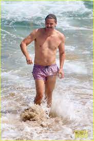 Pedro Pascal Looks Fit Going for Dip in the Ocean in Malibu: Photo 4477979  | Elizabeth Reaser, Pedro Pascal, Shirtless Photos | Just Jared:  Entertainment News