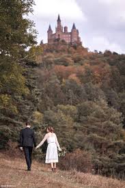 The castle stands onthe zollernberg hill. Caro Tragt Ein Kurzes Boho Brautkleid Zur Hochzeit Auf Der Burg Hohenzollern Schleifenfanger Braut Hochzeit Brautkleid