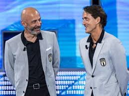 L'abbraccio tra gianluca vialli e roberto mancini al termine della partita che ha visto l'italia battere così quando l'arbitro ha fischiato la fine, vialli ha lasciato la panchina ed è andato da mancini per un. 72mhtr7qn0podm