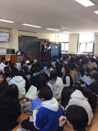 전북 김제시에 거주하는 정시율(남, 13세, 김제 덕암중학교 입학 예정) 군은 2월 6일 오후 3시경 부모님이 운영하던 음식점에 화장실을 이용하러 들어갔다가 냉장고 콘센트 부근의 불꽃과 연기를 발견했다. í•™êµì†Œì‹ í•™êµì†Œê°œ ê¹€ì œì—¬ìžì¤'í•™êµ