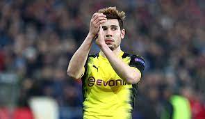 Der fußballspieler raphaël guerreiro war in der saison 2015/2016 bei fc lorient unter vertrag und wird dort in der abwehr eingesetzt. Bvb Verteidiger Raphael Guerreiro Offenbar Bei Tuchel Und Psg Auf Dem Zettel