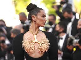 Белла — младшая сестра модели джиджи хадид. Vzq3dgywovi0rm