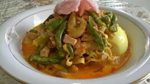 Menyantap Hidangan Khas Medan Lontong Sayur Telur Balado